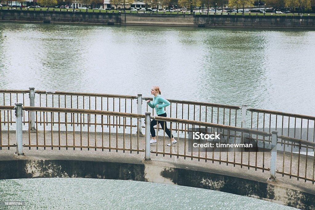 Athletic Woman Running On Fußgänger großen Auffahrt über den Fluss in Portland - Lizenzfrei Stadt Stock-Foto