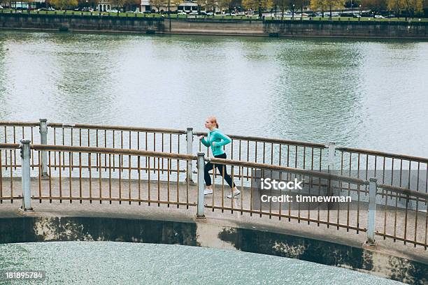 Athletic Woman Running On Fußgänger Großen Auffahrt Über Den Fluss In Portland Stockfoto und mehr Bilder von Stadt