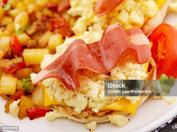 Foto de Bacon De Peru E Um Sanduíche De Café Da Manhã Com Ovos e mais fotos de stock de Bacon de Peru