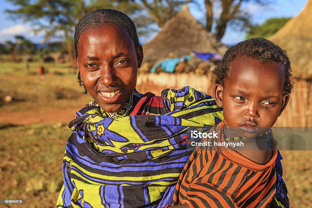 Tribu Borana mujer con su bebé, Etiopía, África - Foto de stock de A caballo libre de derechos