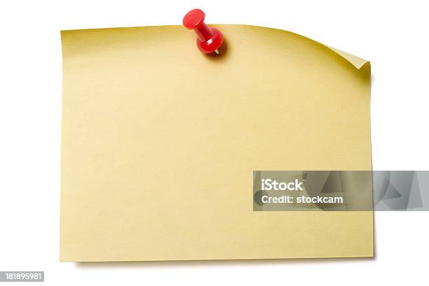 Foto de Amarelo Postit Com Push Pin e mais fotos de stock de Correio - Correspondência - Correio - Correspondência, Amarelo, Branco