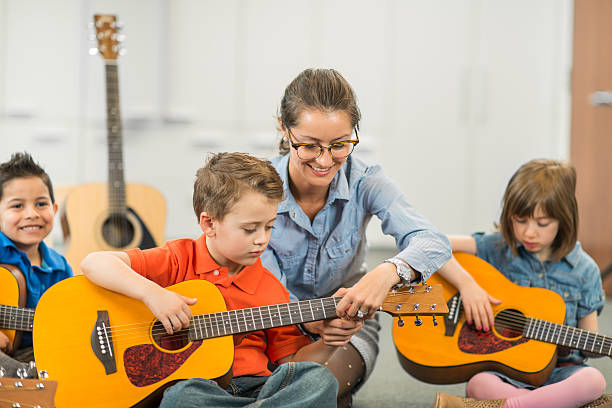 de la musique pour enfants de - guitar child music learning photos et images de collection