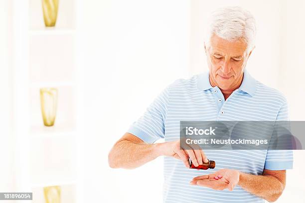 Uomo Prendendo Pillole Di Bottiglia Di Prescrizione - Fotografie stock e altre immagini di 60-69 anni