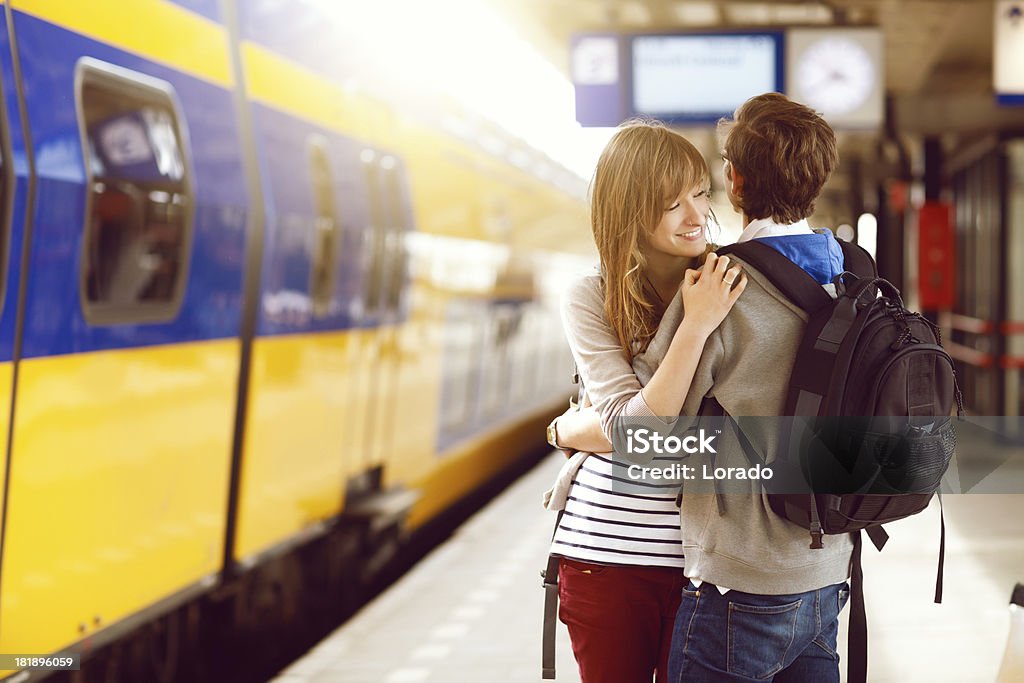 Glückliches junges Paar am Bahnhof - Lizenzfrei Abschied Stock-Foto