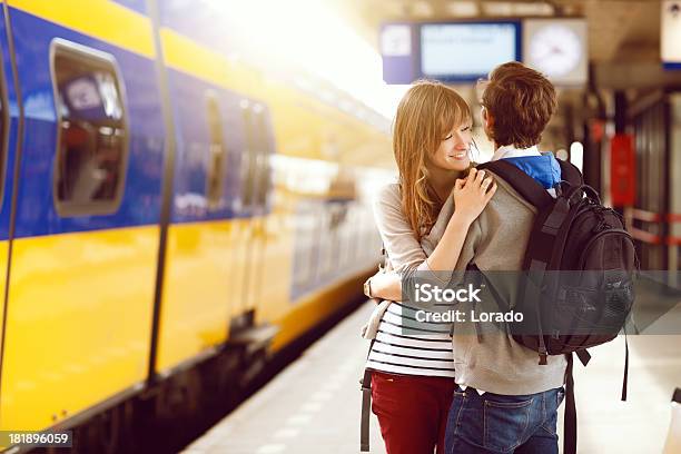 Foto de Feliz Jovem Casal Na Estação De Trem e mais fotos de stock de Abraçar - Abraçar, Adolescente, Adulto