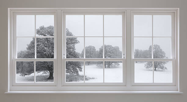 ホワイトの窓と冬の眺め - wood window ストックフォトと画像