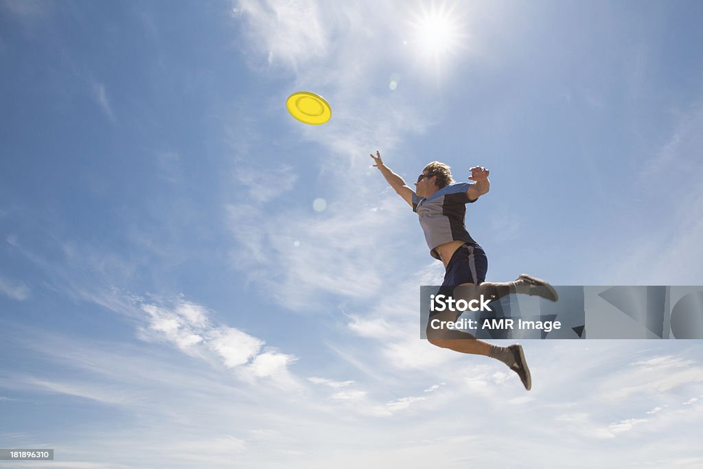 Saltar disfrutar de un disco volador - Foto de stock de Disc golf libre de derechos