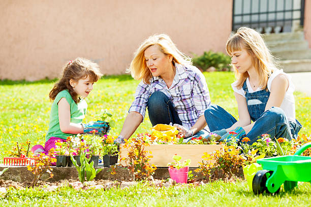 familia jardinería juntos al aire libre - family grandmother multi generation family nature fotografías e imágenes de stock