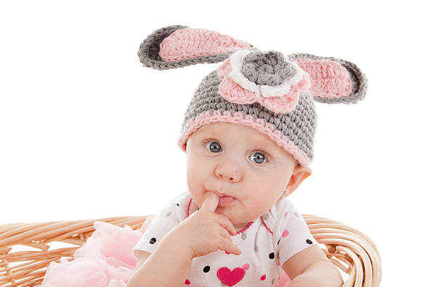 jolie petite fille avec panier avec cactus oreille de lapin - easter bonnets photos photos et images de collection