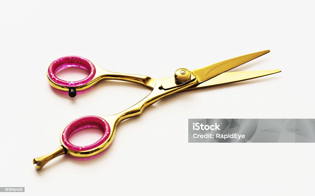 フェミニンなピンクの理髪用はさみにゴールドのブレード - 理髪用はさみのロイヤリティフリーストックフォト