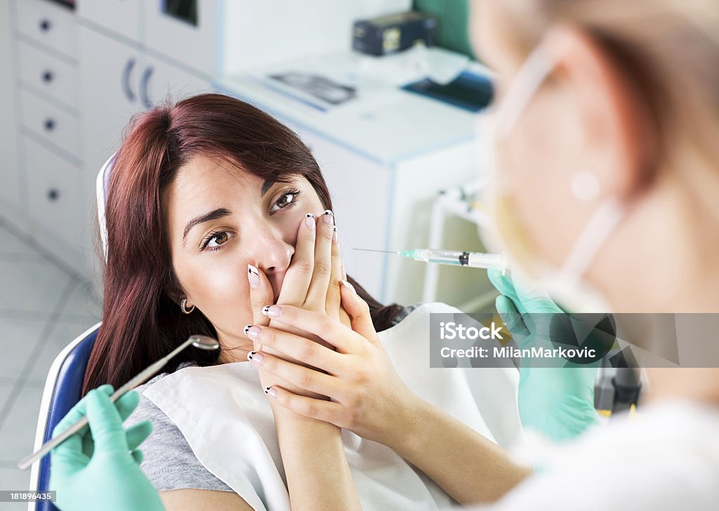 Przestraszona Dziewczyna u dentysty - Zbiór zdjęć royalty-free (Ból)