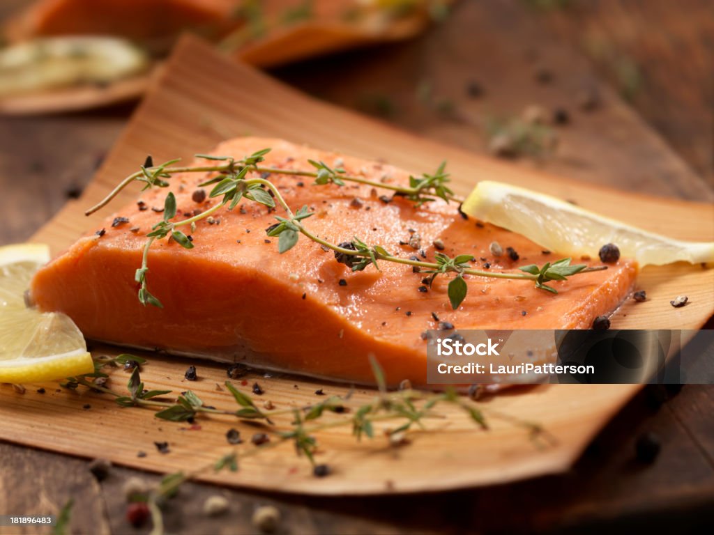 Cedar envueltos salmón - Foto de stock de Al horno libre de derechos