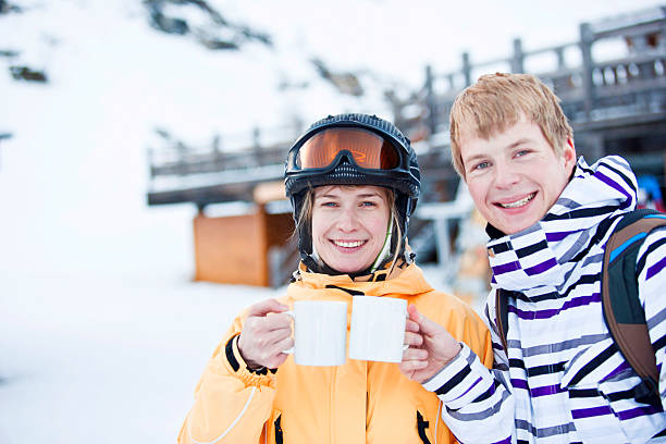 アプレススキー - snow skiing apres ski couple ストックフォトと画像