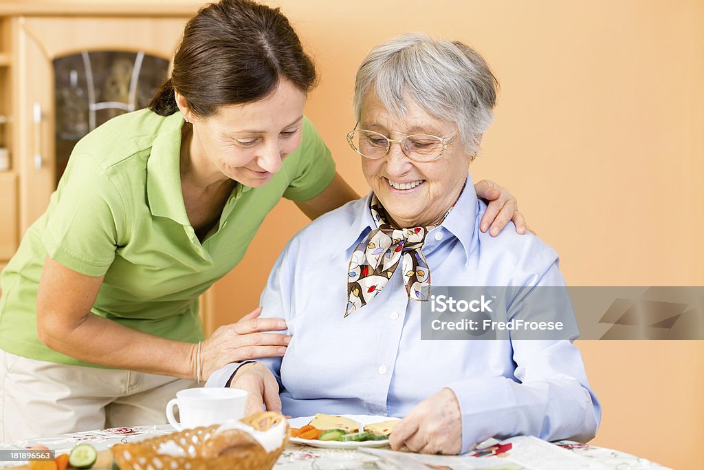 Donna anziana e del caregiver - Foto stock royalty-free di 80-89 anni