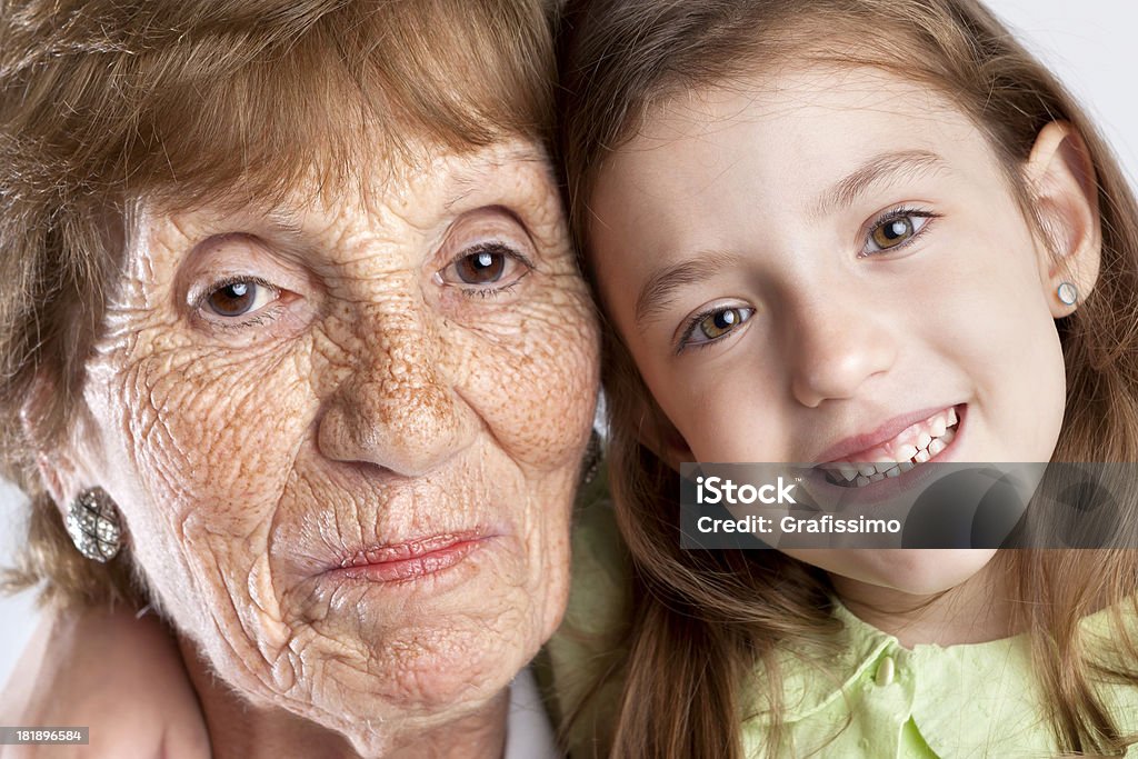 Süße blonde Mädchen mit ihrem Urgroßmutter - Lizenzfrei 4-5 Jahre Stock-Foto