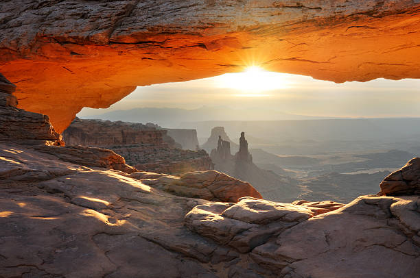 mesa arch sunrise paisaje en el parque nacional de canyonlands - arch rock fotografías e imágenes de stock