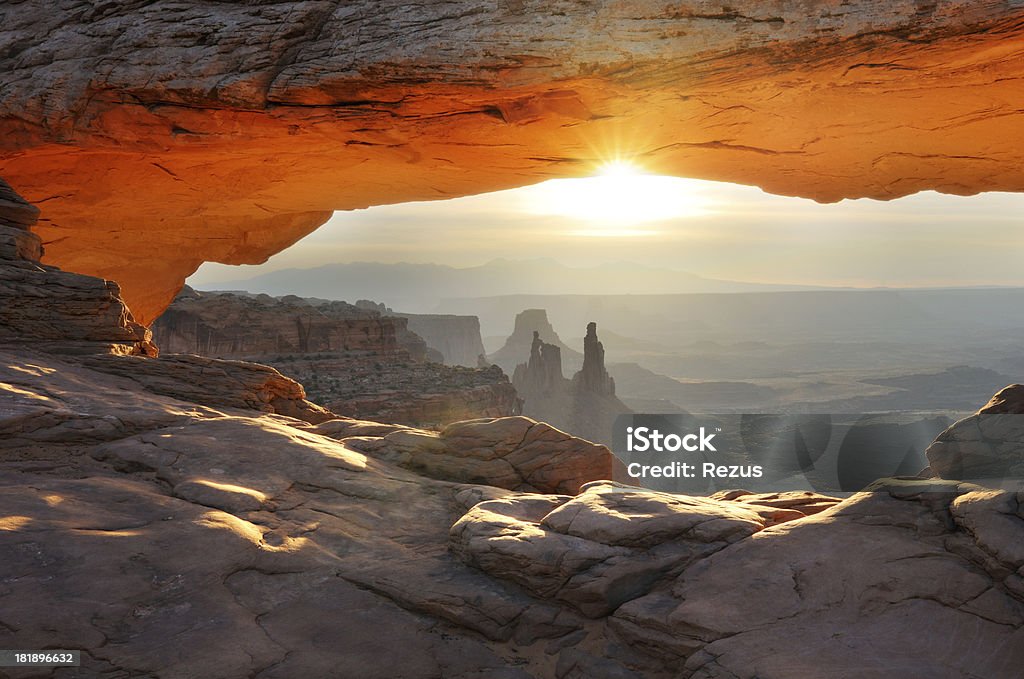 Mesa Arch sunrise paysage de Parc National de Canyonlands - Photo de Paysage libre de droits