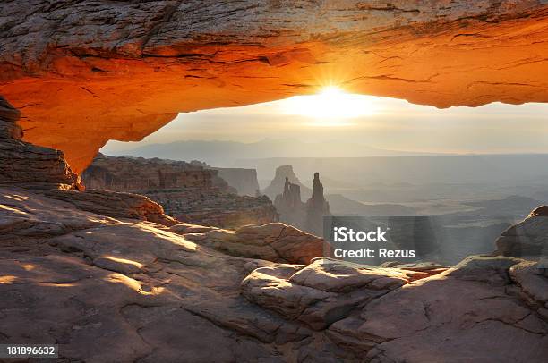 Photo libre de droit de Mesa Arch Sunrise Paysage De Parc National De Canyonlands banque d'images et plus d'images libres de droit de Paysage