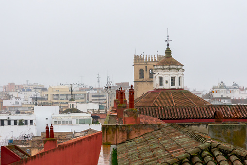 Badajoz in the mist: Amidst roofs and towers, the city reveals its mysterious and religious charm in a scene shrouded in fog.