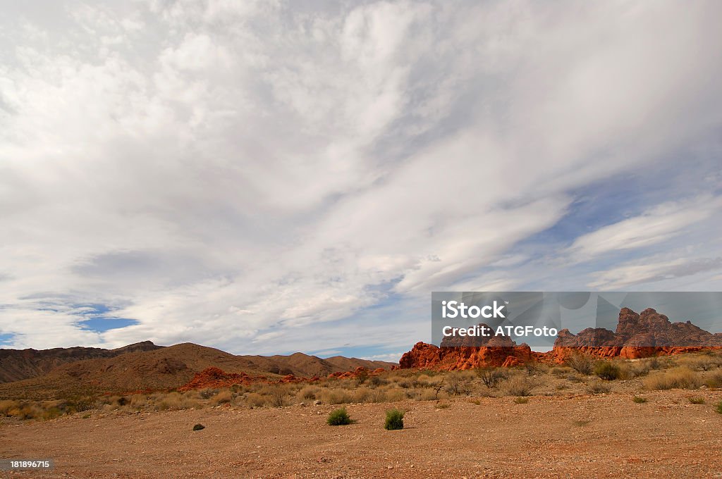 Valle de fuego, Nevada. Paisaje de rocas rojas. Nublado cielo. - Foto de stock de Acantilado libre de derechos