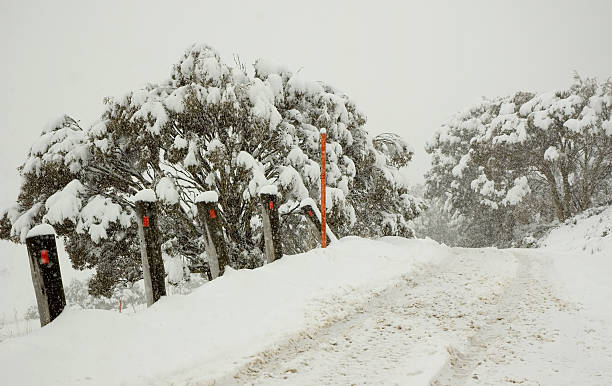 Frio estrada à frente - fotografia de stock