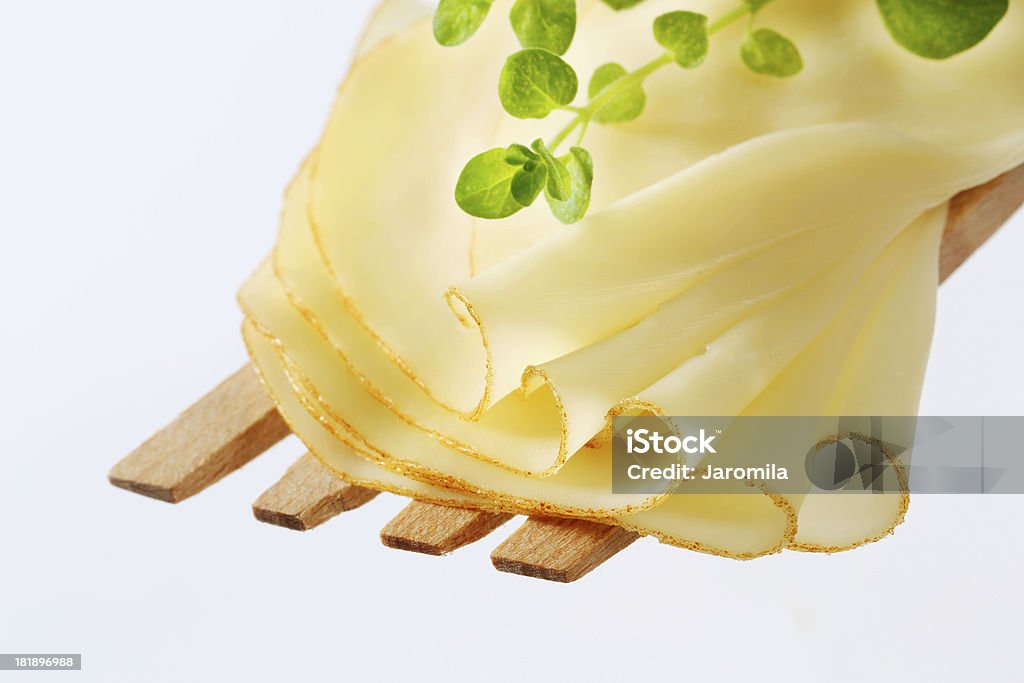Tranches de fromage sur une fourche en bois - Photo de Aliment en portion libre de droits