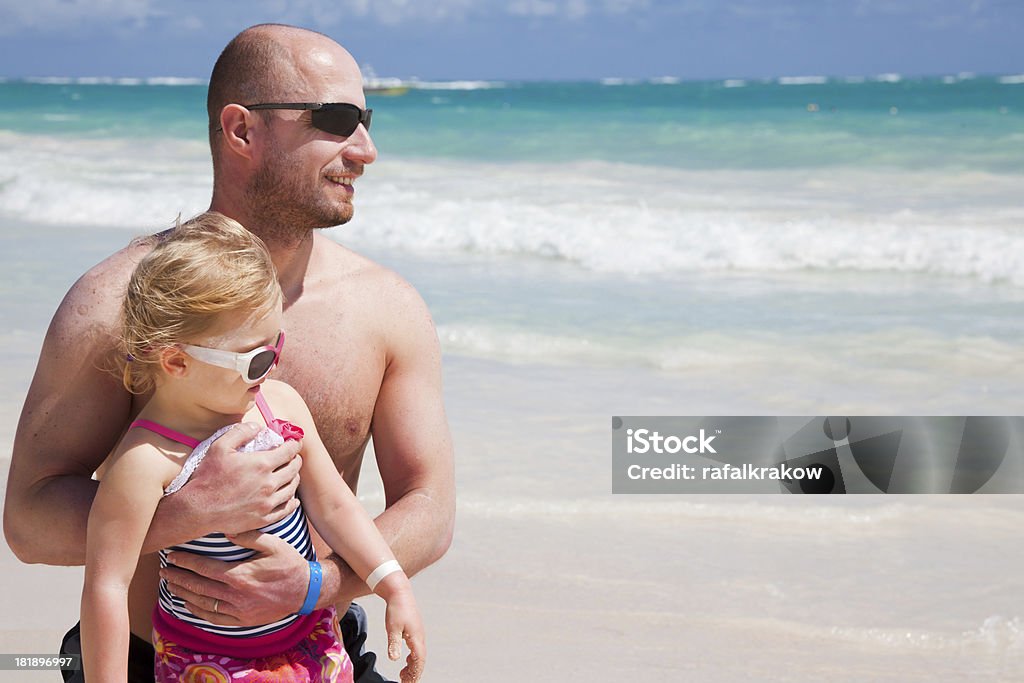 父と娘のポーズするビーチで - シングルファザーのロイヤリティフリーストックフォト