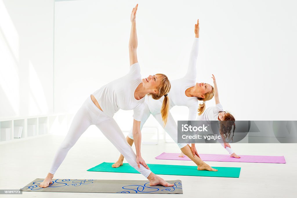 Família exercícios de ioga em casa. - Royalty-free 25-29 Anos Foto de stock