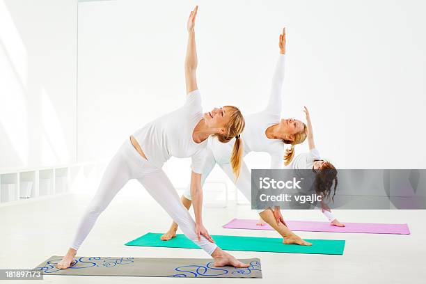 Família Exercícios De Ioga Em Casa - Fotografias de stock e mais imagens de 25-29 Anos - 25-29 Anos, 50 Anos, 6-7 Anos