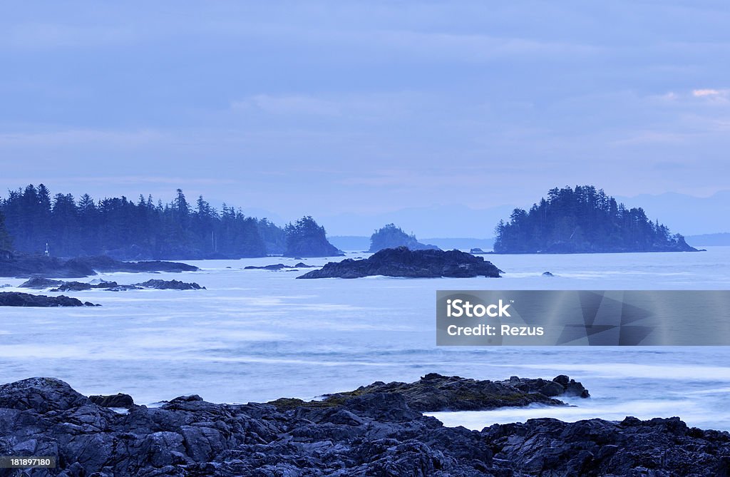 Crepúsculo rocky paisaje marino en isla de Vancouver - Foto de stock de Agua libre de derechos