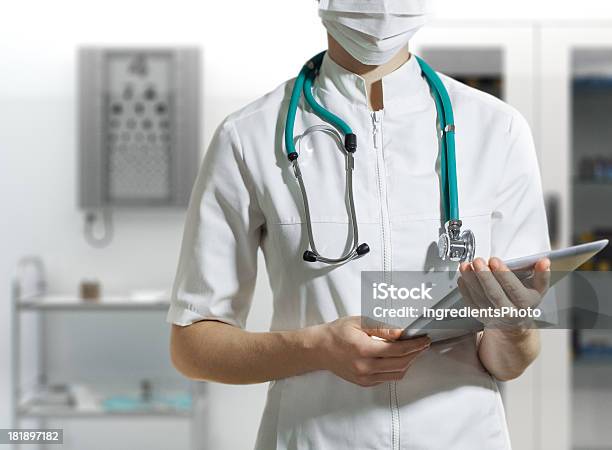 医師病院のデジタルタブレットを掲げています - 1人のストックフォトや画像を多数ご用意 - 1人, エレクトロニクス産業, グローバルコミュニケーション