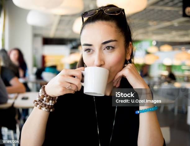 Caucasiana De Retrato Feminino - Fotografias de stock e mais imagens de 20-24 Anos - 20-24 Anos, 25-29 Anos, Adulto