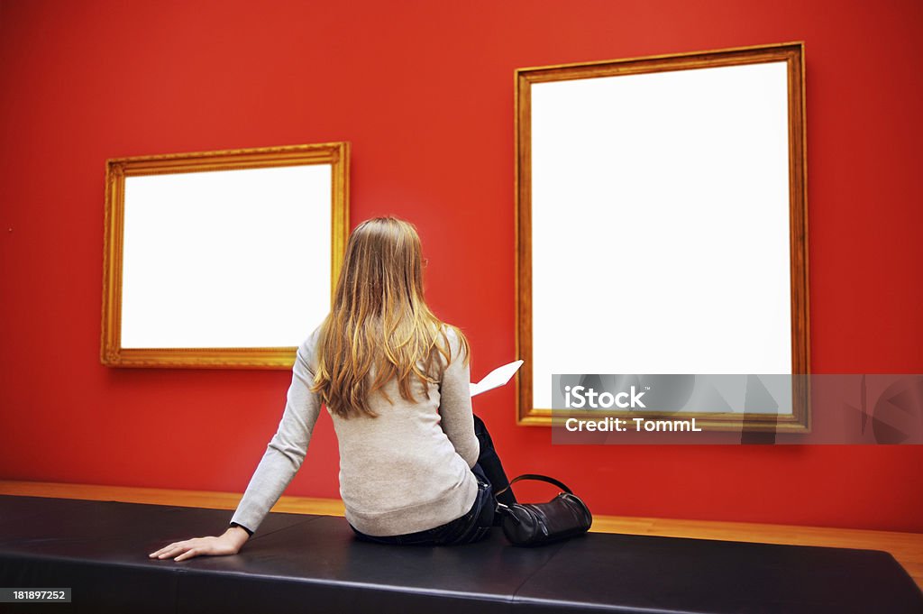 Donna seduta In museo - Foto stock royalty-free di Spettatore