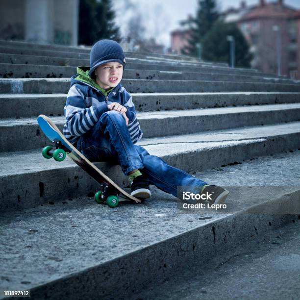 Skateboarding - Fotografias de stock e mais imagens de 6-7 Anos - 6-7 Anos, Ao Ar Livre, Betão