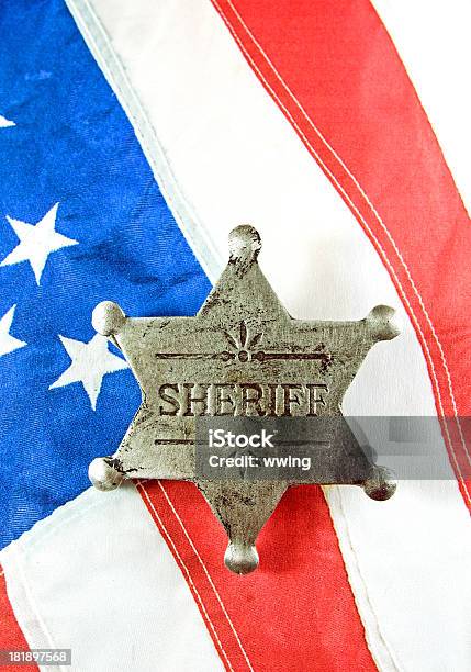 Шериф Значок На Американский Флаг — стоковые фотографии и другие картинки Жетон полицейского - Жетон полицейского, Флаг, Без людей