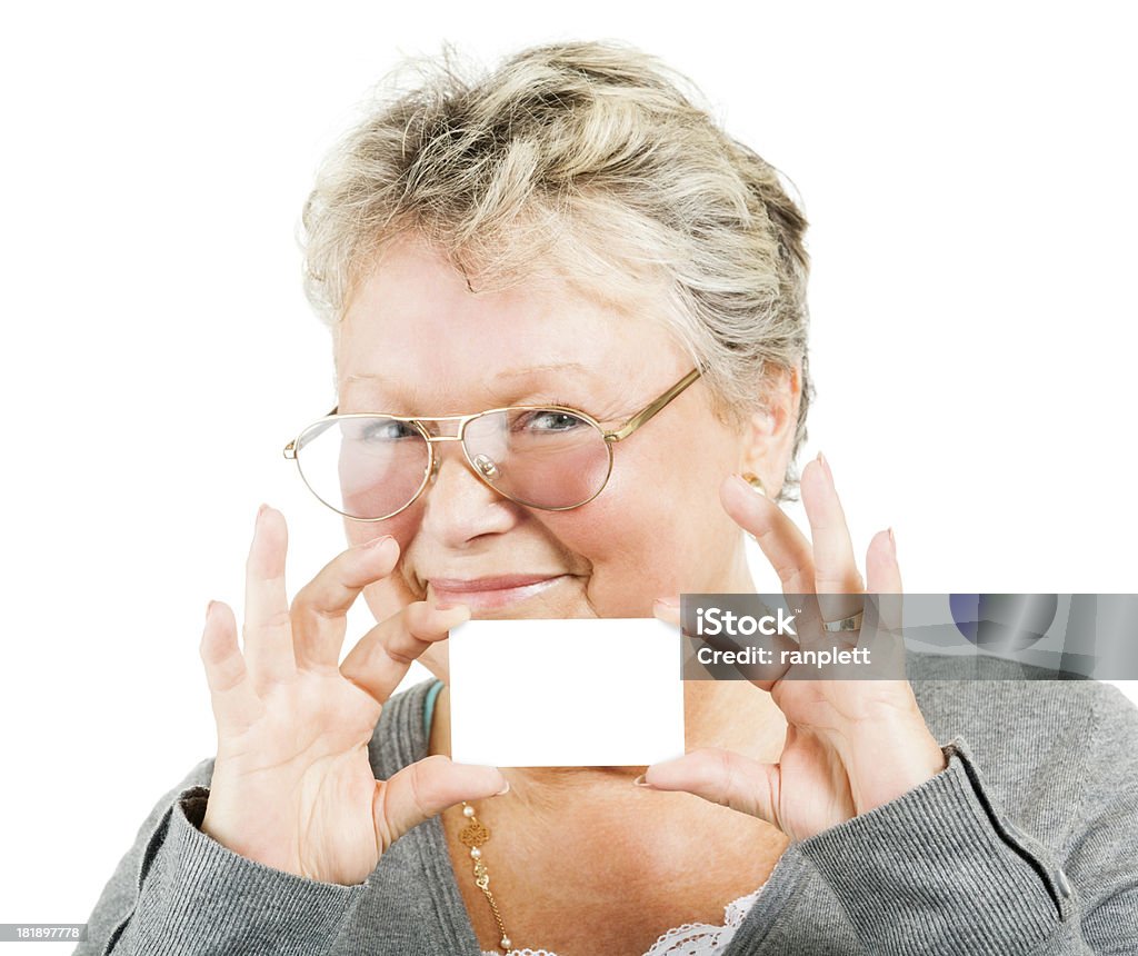 Senior mujer sosteniendo un Giftcard (aislado con trazado de recorte) - Foto de stock de Personas libre de derechos