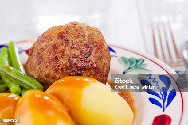 Photo libre de droit de Dutch Repas Avec Une Boulette De Viande De Pommes De Terre Et De Haricots Verts banque d'images et plus d'images libres de droit de Assiette