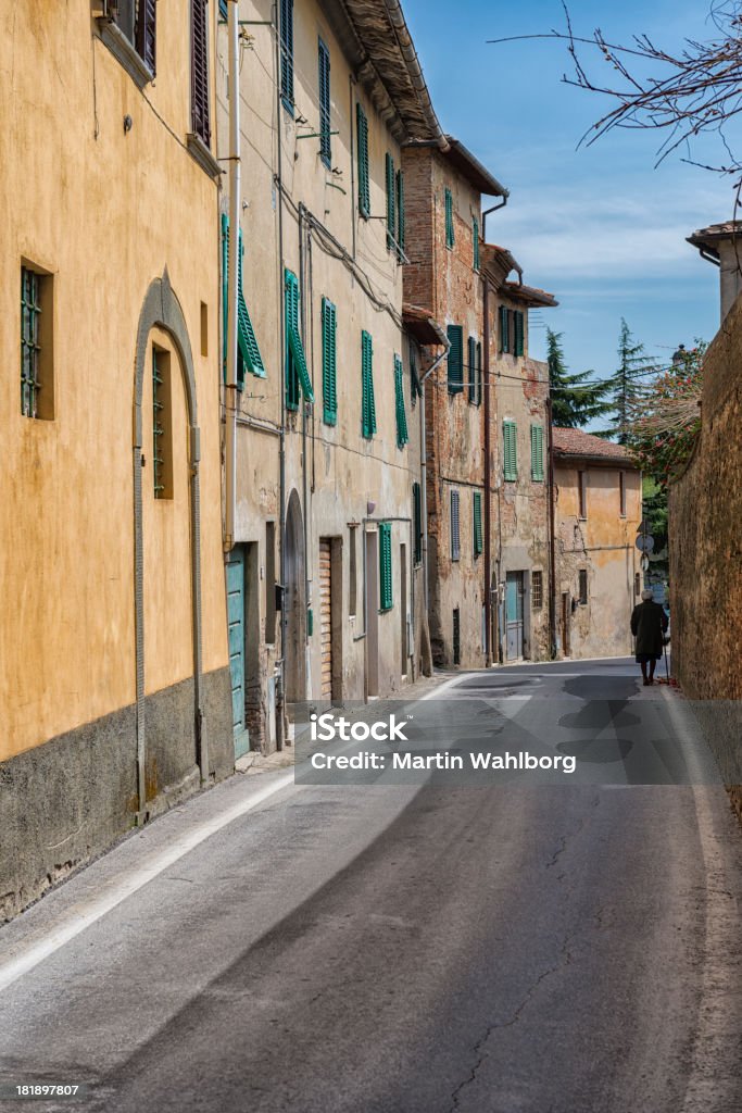 イタリアの小さな町 road - アスファルトのロイヤリティフリーストックフォト