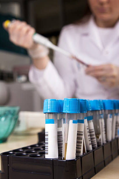 Científico trabajando en laboratorio - foto de stock