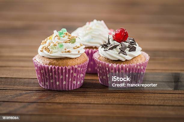 Foto de Cupcake De Madeira e mais fotos de stock de Bolinho - Bolinho, Fundo Branco, Primeiro plano