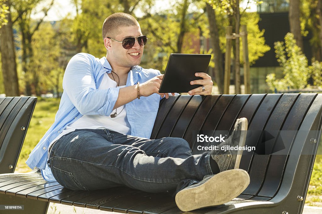 Beau jeune homme à l'aide de Tablette numérique - Photo de Adulte libre de droits