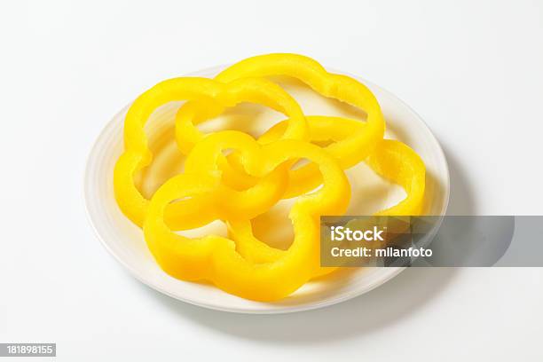 Foto de Anéis De Pimentão Amarelo e mais fotos de stock de Amarelo - Amarelo, Branco, Comida