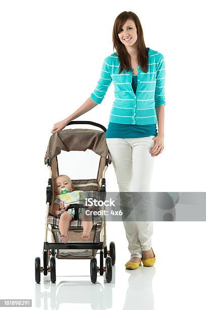Joven Madre Con Bebé En Stroller Foto de stock y más banco de imágenes de Cochecito para niños - Cochecito para niños, Fondo blanco, 12-17 meses