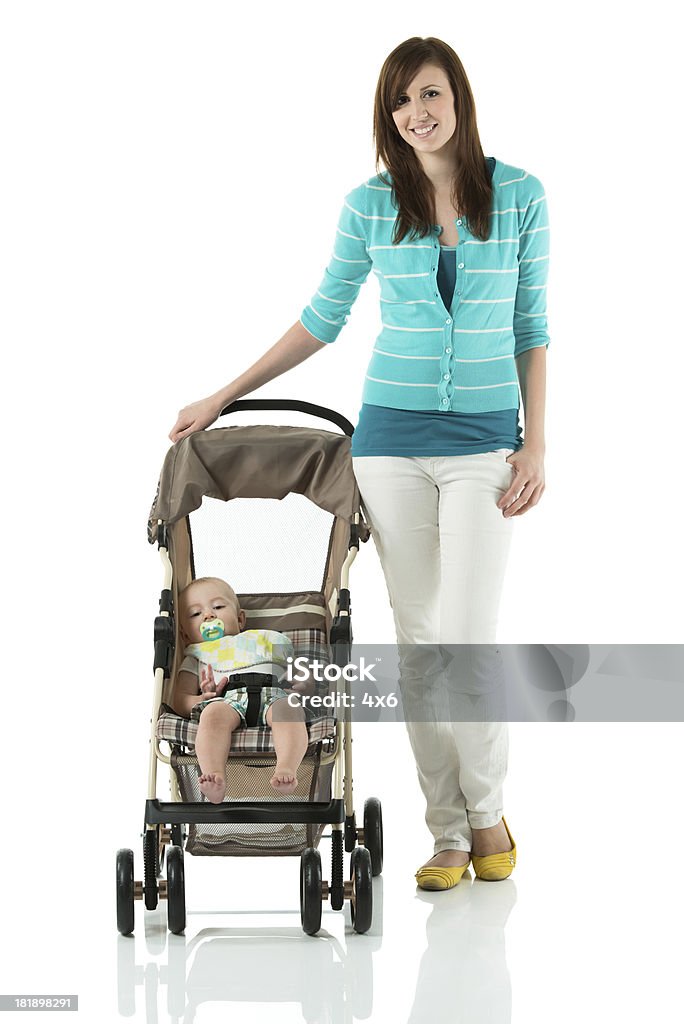 Jovem mãe com bebê no carrinho - Royalty-free Carrinho de Criança Foto de stock
