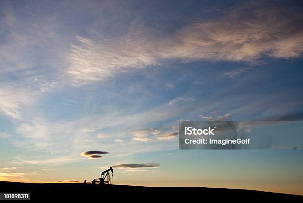 ローン Pumpjack - アルバータ州のストックフォトや画像を多数ご用意 - アルバータ州, カナダ, カラー画像