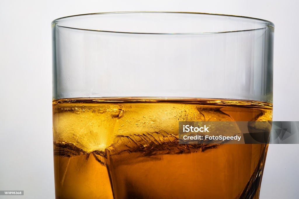 Uísque com cubos de gelo - Foto de stock de Amarelo royalty-free