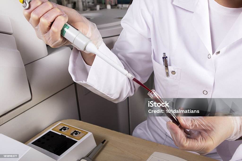 Científico trabajando en laboratorio - Foto de stock de ADN libre de derechos