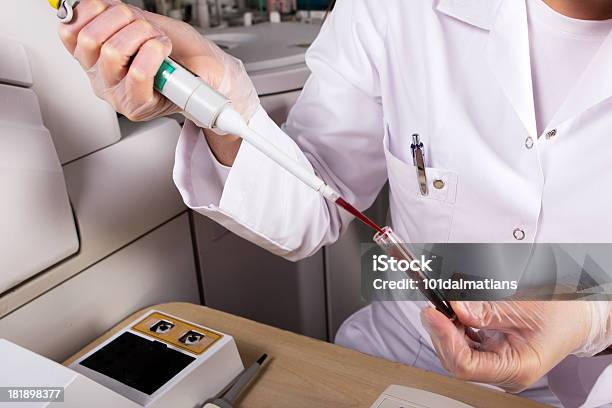 Científico Trabajando En Laboratorio Foto de stock y más banco de imágenes de ADN - ADN, Analizar, Análisis de sangre - Centrífuga