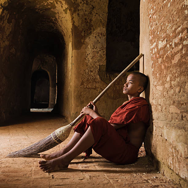 buddyjski mnich nowicjusz wewnątrz temple - cambodia bagan archaeological zone indoors color image zdjęcia i obrazy z banku zdjęć