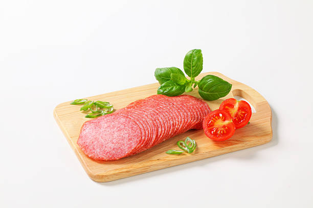 スライスのサラミ - thin portion salami meat ストッ��クフォトと画像